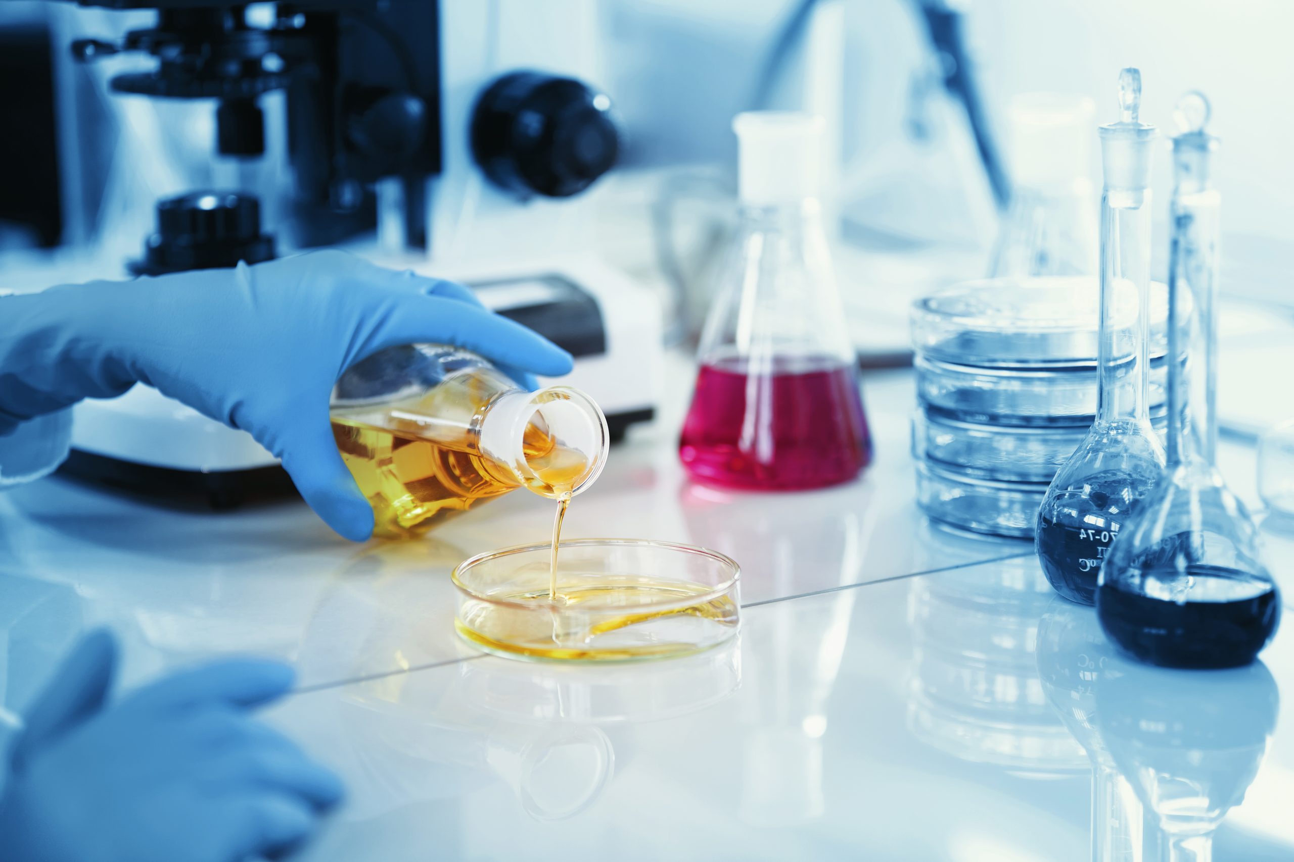 What technology does an ELISA microplate reader use?